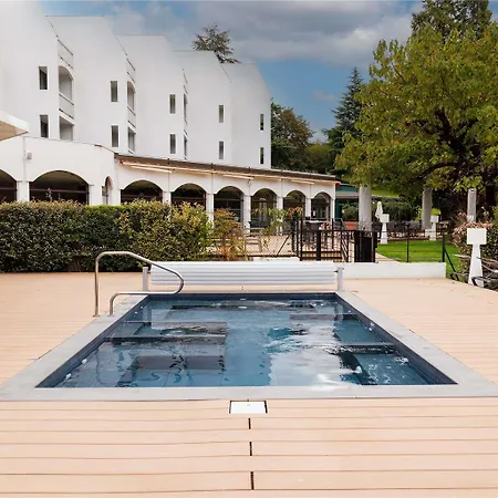 Mercure Domaine De Marlioz & Hotell 4*